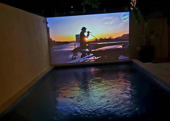 Apartment Tropical Retreat: Scooters, Hot Tub, Pool, Projector