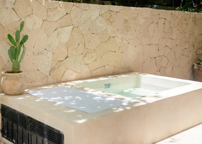 Tropical Retreat: Scooters, Hot Tub, Pool, Projector *