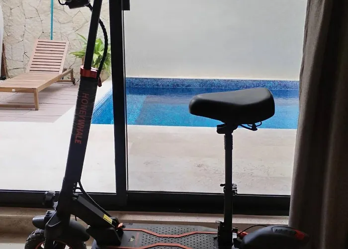 Tropical Retreat: Scooters, Hot Tub, Pool, Projector *