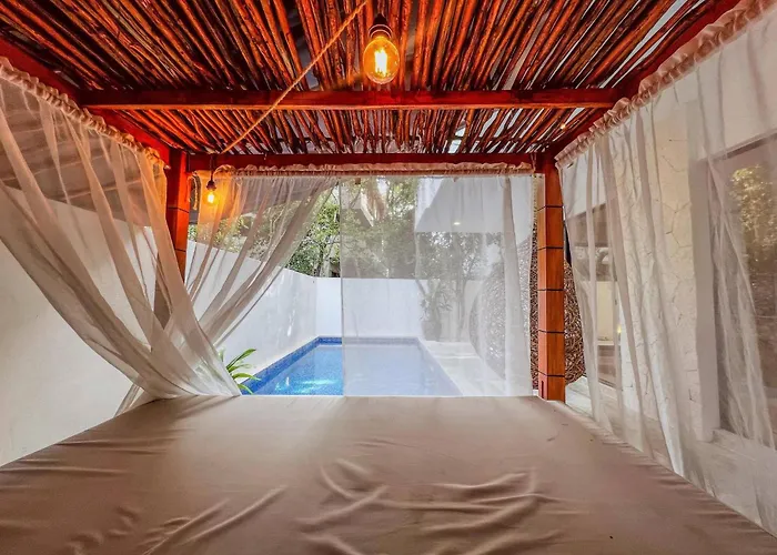 Apartment Tropical Retreat: Scooters, Hot Tub, Pool, Projector
