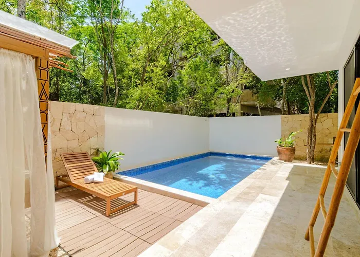 Tropical Retreat: Scooters, Hot Tub, Pool, Projector *