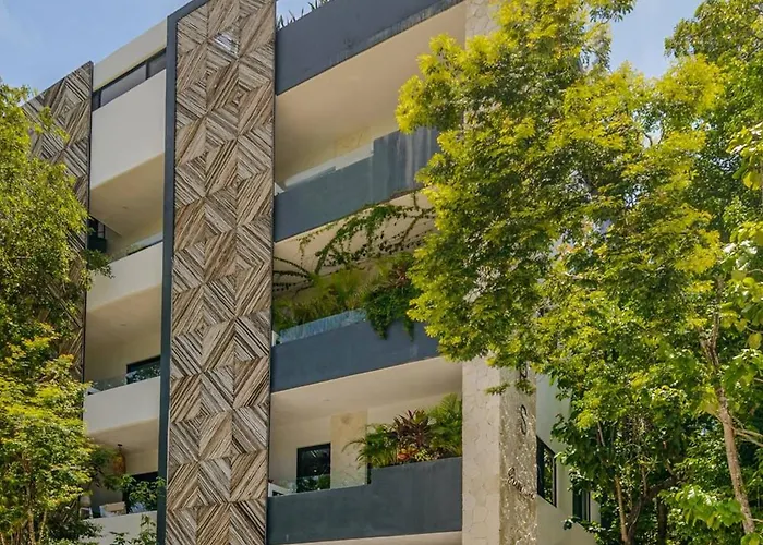 Apartment Tropical Retreat: Scooters, Hot Tub, Pool, Projector