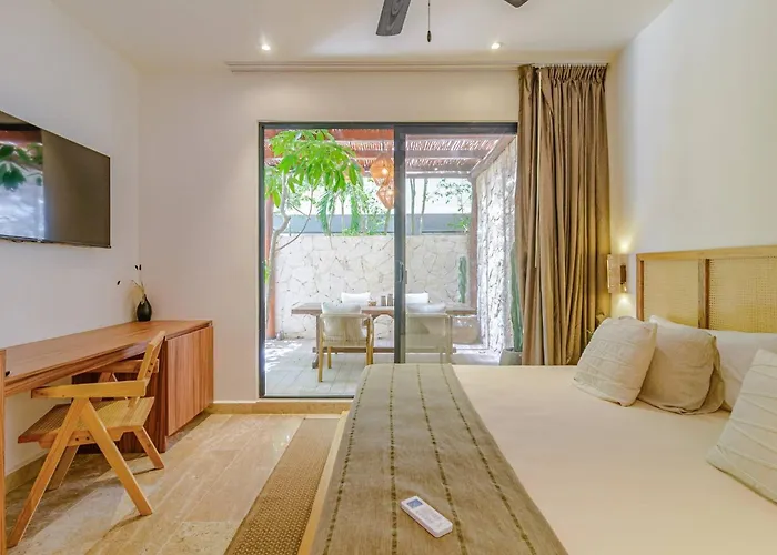 Apartment Tropical Retreat: Scooters, Hot Tub, Pool, Projector *