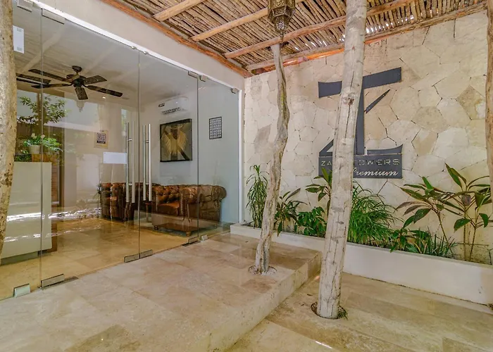 Apartment Tropical Retreat: Scooters, Hot Tub, Pool, Projector