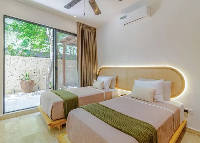 Tropical Retreat: Scooters, Hot Tub, Pool, Projector