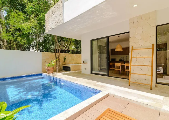 Apartment Tropical Retreat: Scooters, Hot Tub, Pool, Projector *