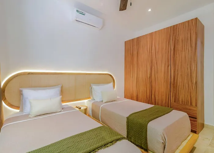 Tropical Retreat: Scooters, Hot Tub, Pool, Projector Apartment *