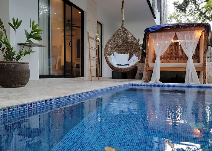 Tropical Retreat: Scooters, Hot Tub, Pool, Projector *