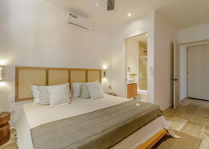 Tropical Retreat: Scooters, Hot Tub, Pool, Projector Apartment