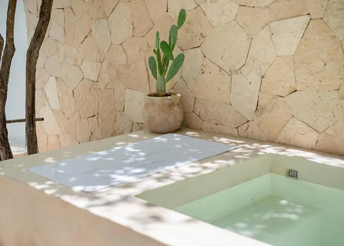 Tropical Retreat: Scooters, Hot Tub, Pool, Projector Apartment *