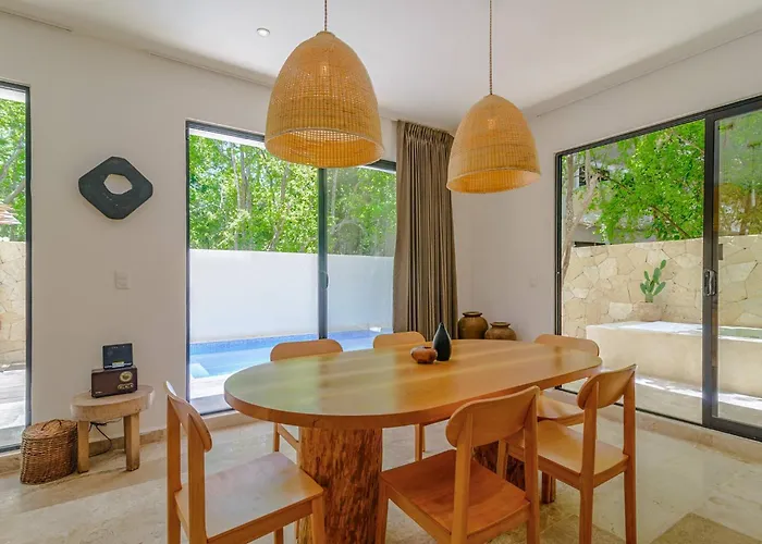 Tropical Retreat: Scooters, Hot Tub, Pool, Projector Apartment *