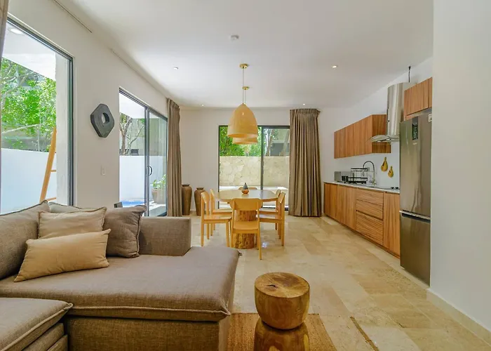 Tropical Retreat: Scooters, Hot Tub, Pool, Projector