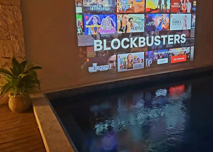 Apartment Tropical Retreat: Scooters, Hot Tub, Pool, Projector *
