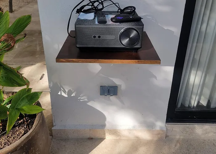 Apartment Tropical Retreat: Scooters, Hot Tub, Pool, Projector *