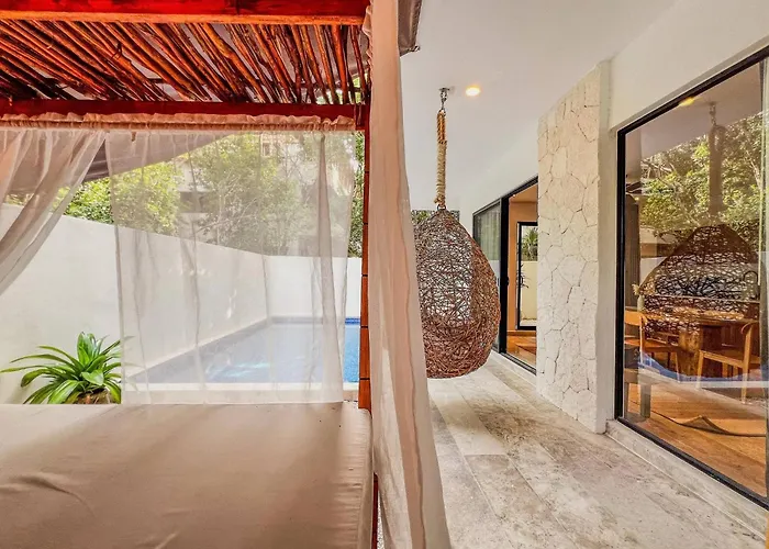 Tropical Retreat: Scooters, Hot Tub, Pool, Projector *