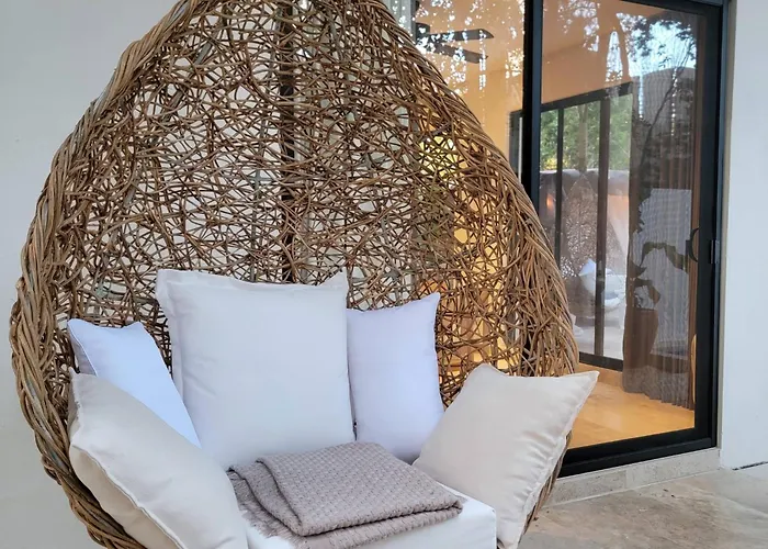 Tropical Retreat: Scooters, Hot Tub, Pool, Projector Apartment