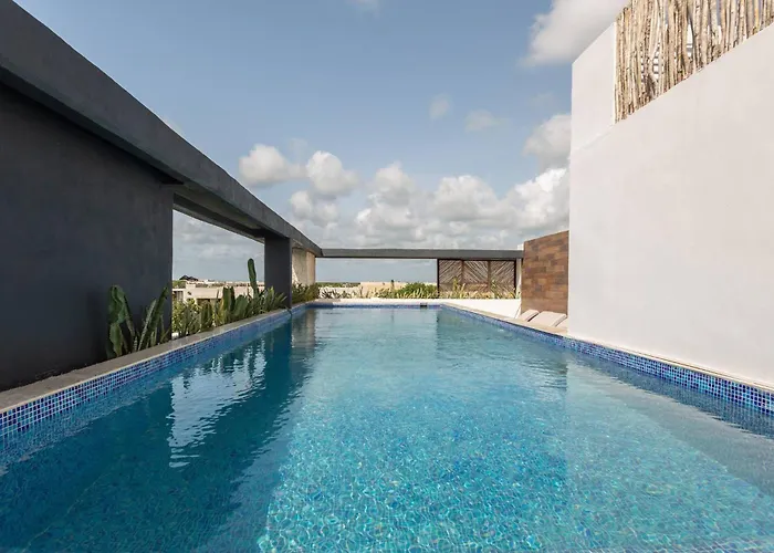 Tropical Retreat: Scooters, Hot Tub, Pool, Projector *