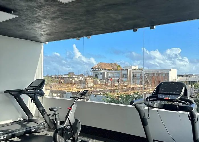 Apartment Tropical Retreat: Scooters, Hot Tub, Pool, Projector *