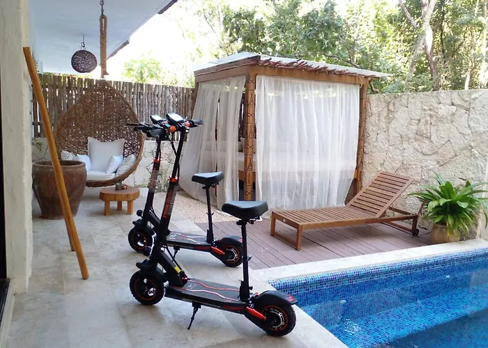 Apartment Tropical Retreat: Scooters, Hot Tub, Pool, Projector *